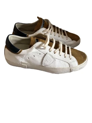 Philippe Model prsx sneakers  - Säljer ett par tvär feta Phillipe model skor som hade passat riktigt bra till våren & sommaren. Storlek 43! Helt nya! Det tillkommer även ett kvitto. Nypris ~3500kr skriv gärna vid frågor😃