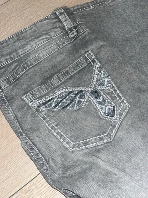 Grå jeans med broderad ficka Gina Tricot - jätte snygga jeans från Gina, men aldrig använt dom typ