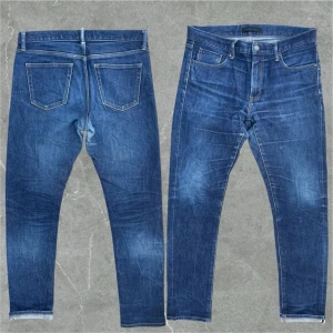 Selvage jeans - Sjukt snygga Selvage jeans i grymt skick! Sitter som 31/32. Mått: midja 43cm, Längd 105cm, Benöppning 17cm Modellen är 183cm. Skriv vid funderingar💬 