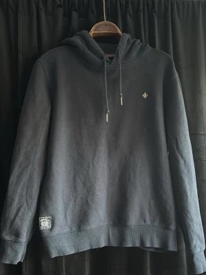 Morris hoodie  - Morris hoodie⚜️| Ganska liten i storleken ❗️| storlek L men sitter mer som M | Använt skick ✅| hör av er om fler bilder och pris🤗