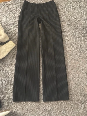 Svarta kostymbyxor randiga -  svarta kostymbyxor från Madlady med randigt mönster💕 34, längd regular 