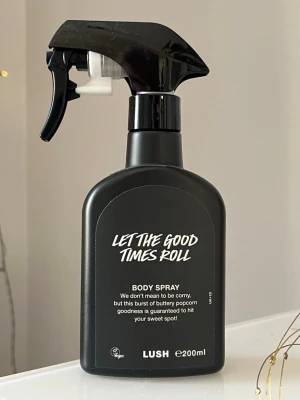 LUSH Let The Good Times Roll Body Spray - LUSH Let The Good Times Roll Body Spray är en kroppsspray i svart plastflaska med spraymunstycke. Doften beskrivs som smörig popcorn med sötma, och flaskan rymmer 200 ml. Ca 90% kvar 