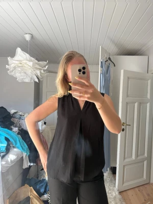 Svart blus  - Svart blus i bra skick🩷köpare står för frakt!