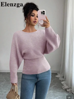 Ljuslila stickad tröja från Elenzga - Trendig ljuslila stickad tröja från Elenzga med bred ribbad midja och dekorativa knappar på sidan. Tröjan har ballongärmar och rund halsringning, vilket ger en snygg och avslappnad look. Perfekt att matcha med jeans för en cool vardagsstil. Aldrig använd. Köpt från SHEIN 