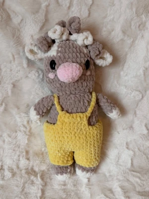 Virkad kossa  - Handgjord virkad kossa med supersöt gul overall🐣 Ca 30cm lång 