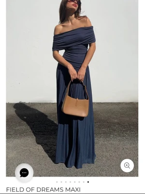 Mörkblå offshoulder maxiklänning - Jättefin mörkblå offshoulder maxiklänning, perfekt till bal.  Aldrig använd och har kvar lappen på. Säljer för att den är för kort för mig. Pris på hemsidan är 74,95€ 