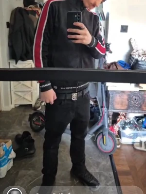  Givenchy kofta - Säljer en svart zip-tröja från Givenchy. Skulle passa nån som är mella 175 och 185 andvänd bara ett fåtal gånger