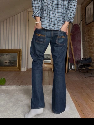 Selvage Nudie Regular Ralf 32/32 - Säljer nu dessa galet eftertraktade Nudie regular Ralf selvage denim som inte görs längre storlek 32/32 Modellen är 188cm och väger 78kg  Total längd: 103 Benöppning:21 Midja: 42  Priset kan som alltid diskuteras, hör av er vid minsta fundering! Mvh Charlie