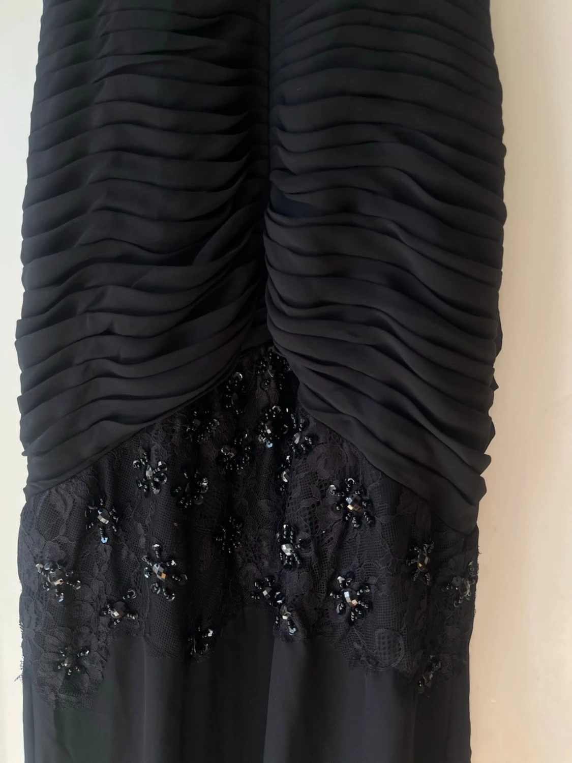 Svart långklänning med spets och pärlor - 2