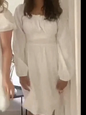 Vit kort klänning med puffärm -  vit klänning med puffiga långärmar och fyrkantig urringning. Kjolen är utsvängd och klänningen har en markerad midja som ger en feminin siluett. Perfekt för dig som vill ha en romantisk och trendig look. Passar till både sneakers och klackar.