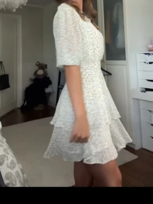 Adoore klänning - Jättefin gul adooreklänning med små blommor på instorlek 34, passar mig som brukar ha 34 eller 36 och är 165cm lång. Klänningen är snedskuren längst ner med resor i midjan och ärmarna, endast använd två gånger!🥰skriv för fler bilder!