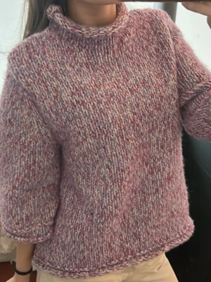 Ljuslila chunky stickad tröja - Mysig chunky stickad tröja i ljuslila och vitt melerat garn. Tröjan har hög krage, avslappnad passform och långa ärmar. Från Zara i st M men sitter lite som en s/m. Använd två gånger och säljer för att jag inte har användning av den. 