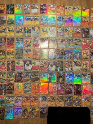 Pokémonkort KOM MED BUD !!  - Säljer en stor samling Pokémonkort med blandade GX, EX och V-kort. Många av korten är holografiska och har färgstarka motiv med olika Pokémon. Perfekt för samlare eller dig som vill utöka din lek. Korten har olika färger och motiv, och flera är sällsynta.