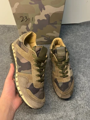 Valentino Rockrunners i storlek 41 - Säljer nu dessa sjukt snygga Valentino Rockrunners som är i storlek 41. Skorna är i topp skick och är självklart äkta. Box, dustbags, extra spikar, valentino snören medföljer. Priset går att diskutera