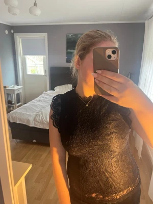 Svart spetsblus med volangärm - Säljer en svart blus i spets med fina volangdetaljer vid ärmarna, i storlek M💗