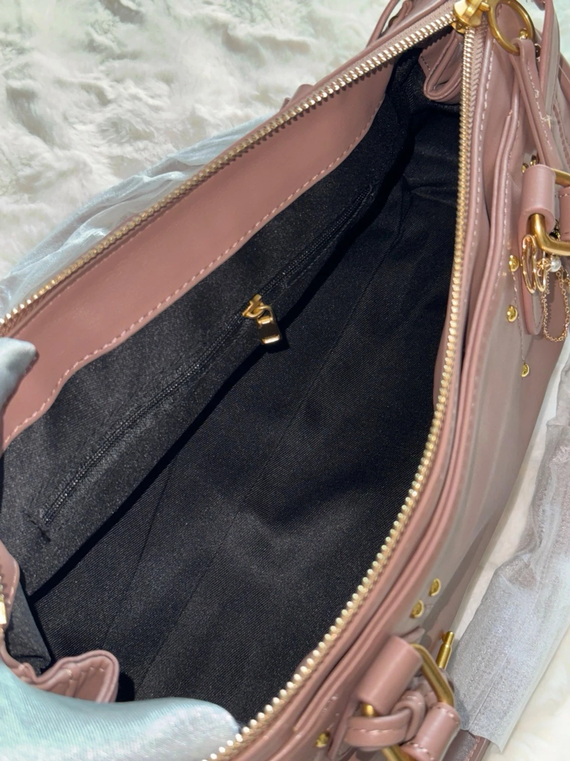 Rosa handväska med gulddetaljer - 6