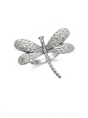 Vinga ring Silver justerbar - Unik ring i silverfärgad metall med en stor trollslända som motiv. Vingarna har en hamrad struktur som ger en cool och detaljrik look. Perfekt för dig som gillar naturinspirerade accessoarer och vill sticka ut. Den är också justerbar så att den passar allas fingrar