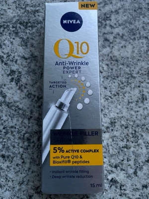 Nivea Q10 Anti-Wrinkle Power Expert - Nivea Q10 Anti-Wrinkle Power Expert Wrinkle Filler Serum med 5% aktivt komplex, Pure Q10 och Bioxifill peptider. Förpackningen är silverfärgad med gula och blå detaljer och innehåller 15 ml. Ger riktad effekt mot rynkor.pris i butik ca 110:-