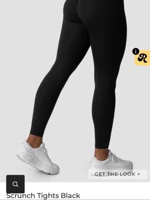 Svarta scrunch tights - Säljer ett par svarta scrunch tights med hög midja och tight passform. Tightsen har en scrunch-söm bak som framhäver formerna och är tillverkade i ett stretchigt material som sitter skönt mot kroppen. Perfekta för gymmet eller till vardags. Aldrig använda då dom inte passar jättebra endast testade