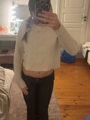 Vit stickad tröja - Jättesöt stickad tröja, lite nopprig❤️