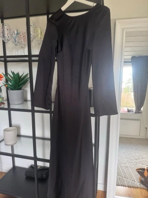 Svart långklänning med vida ärmar - svart klänning i storlek 34, använd vid endast ett tillfälle