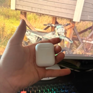  AirPods - Säljer ett par vita Apple Airpods. Kan försöka hitta förpackningen och kvittot men tror att jag kan ha slängt det. Kan lova på allt att dom är riktigt så ni behöver inte vara oroliga för att dom är fake. Enda problemet är att det har fastnat typ svarta små små metall paticklar på själva mangneterma. Funkar sockret lätt att få bort
