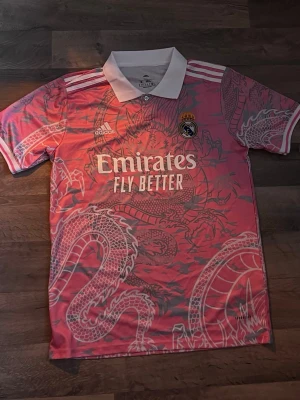 Real Madrid Pink Dragon - Fantasy piece, aldrig använd, Storlek M🐉