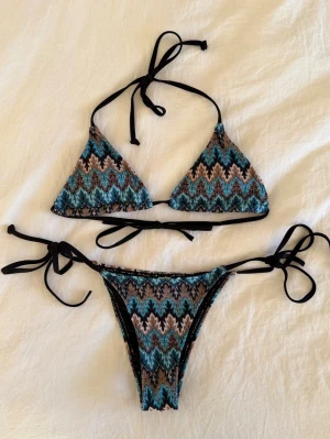 Missoni mönstrad bikini - Supersöt missoni mönstrad bikini. Använd fåtal gånger, vet tyvärr inte vars den är ifrån då lappen är borta 💗