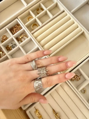 Tre silverfärgade chunky ringar - Säljer tre coola chunky ringar i silverfärg. En har ett stilrent mönster med snedräfflor, en är öppen med organiska former och den tredje har ett vågigt, texturerat mönster. Perfekt för dig som gillar statement-smycken och att mixa olika stilar.