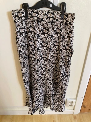 Fin långkjol till sommaren!  - Jag säljer en fin blommig långkjol som passar perfekt till sommaren. Den har en liten volang nertill och ett stretchigt material. Den är i storlek XS från Lager 157 och är knappast använd. 