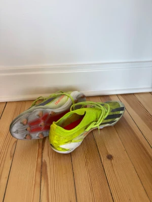 Adidas crazyfast x elite Fg fotbollsskor - Säljer mina gamla fotbolls skor som är använda ett fåtal ggr. Lite smutsiga men annars i gott. 