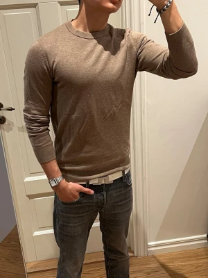 Brun stickad slimfit crewneck - Snygg brun stickad crewneck tröja från H&M i slim fit-modell. Inga defekter. Skriv vid minsta fundering🙌