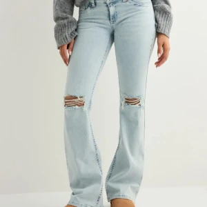 Lågmidjade jeans Nelly - Superfina jeans från Nelly med slitningar🧸endast använda en gång, inga defekter och sitter perfekt på mig som är 170 cm lång💗nypris 699🎀