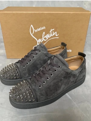  Louboutin skor - Köpta på plick av seriöst konto, allt tillkommer og tillkommer, skriv för mer info strlk 41,5