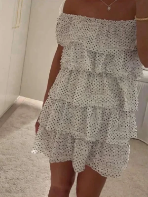 Pricking klänning från Zara  - Suuuper snygg och populär pricking klänning med midjeband från Zara i storlek s , säljs inte längre och aldrig använd därav i nyskick ☺️tryck gärna på köp nu 