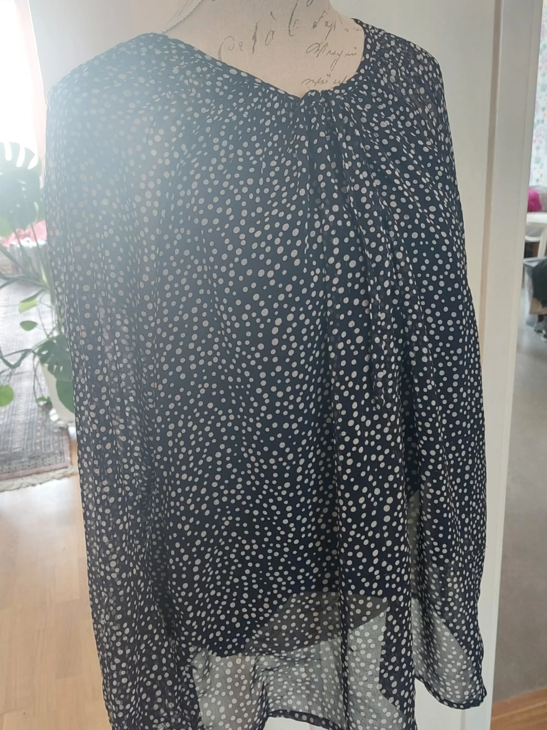 Mörkblå prickig transparent blus - 1