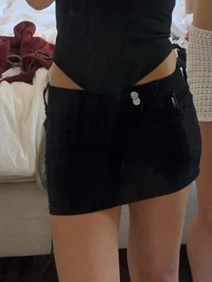 Svart och blå minikjol i denim och bomull - Säljer den svarta jeanskjolen! Ej den blå. Visar bilderna för att se hur den ser ut då det är samma modell men annan färg. Lågmidjad svart jeanskjol. Storlek xs. Ifrån hm i Danmark köpte för 3 år sen så finns ej kvar.