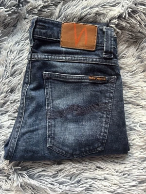 Nudie jeans - Nudie jeans 👖| riktigt fet färg på dom🎨| Skinny modell🤩| storlek 29W 32L|hör av er om flera bilder eller pris🤟| BYTEN ÄR ALLTID INTRESSANT 🤗🤩
