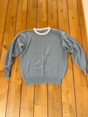 Blå Tröja - Säljer denna blåa sweatshirts. Aldrig använd. Bra kvalitet och snygg färg. Öppen för diskussion av pris (: