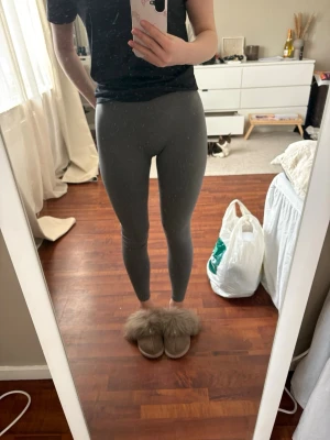 Mörkgrå träningstights  - Säljer ett par mörkgrå tights. De är stretchiga och tunna. 