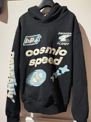 Broken Planet Hoodie - Använd ett fåtal gånger i väldigt bra skick utan några defekter, pris kan diskuteras. Oversized i passformen så passar nog även mindre L ,pris kan diskuteras