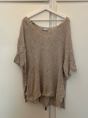 Stickad tröja - Super fin tröja med trekvartsärmar i storlek M ifrån Zara. Super fin framförallt till sommaren! 💖 bra skick! 
