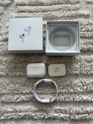 Apple AirPods Pro 2 - Säljer AirPods som aldrig har använts. De är helt rena och i perfekt skick. Fungerar felfritt och ger bra ljud. Perfekt för dig som vill ha ett bra köp till bättre pris!