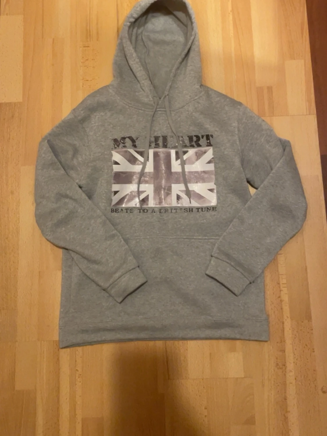 Grå hoodie med brittisk flagga