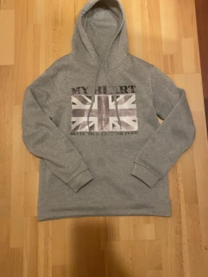 Grå hoodie med brittisk flagga - Grå snygg hoodie okänt varumärke, model 184cm 62kg