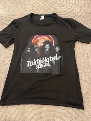 Tokio hotel T-shirt - Helt ny kommer inte till användning, stretchigt material