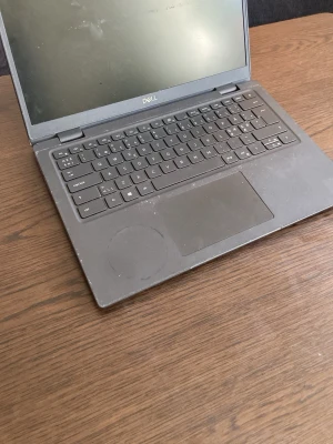 Svart Dell bärbar dator - Säljer en svart bärbar dator från Dell med stilren design. Datorn har en matt skärm, fullstort tangentbord och stor touchpad. Chassit är i plast och har en klassisk, tunn form som passar perfekt för studier eller jobb.