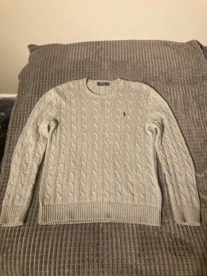 Ralph Lauren sweatshirt - Säljer en snygg Ralph Lauren sweatshirt i storlek M, tröjan är i mycket bra skick!