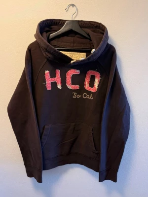 Vintage Hollister California Hoodie - Tjena! Säljer dessa riktigt feta hoodien ifrån Hollister, fint skick, storlek L, modellen på bilden brukar ha M så den är lite stor som ni kan se, hör av dig vid funderingar!🙌