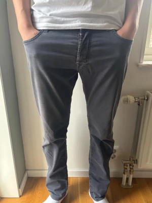 Jacob Cohen 688 – Exklusiv premium denim med exklusiva detaljer! - Exklusiva mörkgrå Jacob Cohen Style 688. Premium denim med stretch och unika detaljer. Perfekt premiumkänsla.🧵 Jacob Cohen – Style 688📏 W34. Skön, stretchig och flexibel.🧩 98% bomull, 2% elastan.📐 Mått: Midja: 44cm. Innerben: 78cm. Ytterben: 103.5cm.✅ Skick: 8/10 fint skick  och välskötta. Små tecken på slitage. Mycket fräscha✨Dolda budskap, handmade in Veneto, unika knappar och lyxigt mönstrat foder.💰 Ca 4000 kr.🧍‍♂️ Passar ca 185-190cm. (dubbelkolla mått ovan). Modellen är 189 cm.‼️Skickas snabbt‼️